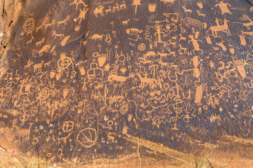 Newspaper Rock | Petroglyphs | Utah