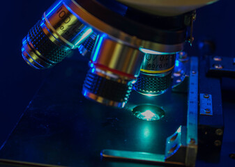 Zbliżenie na mikroskop w niebieskim świetle 