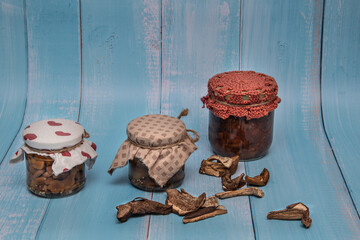 przetwory w słoikach wraz z suszonymi grzybami  © Patryk