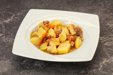 Roasted potato and beef with sauce