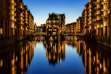 Fototapeta premium Speicherstadt Hamburg in der Dämmerung