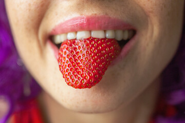 Zunge gleicht einer Strawberry Frau in Lila Haar küsst eine Erdbeere colorated in Berlin by...