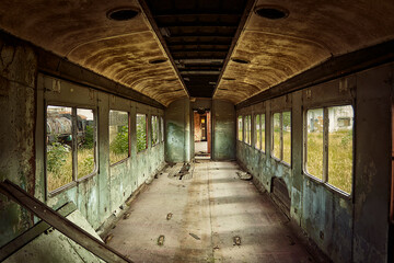 interior vagon de tren abandonado invadido por la corrosión