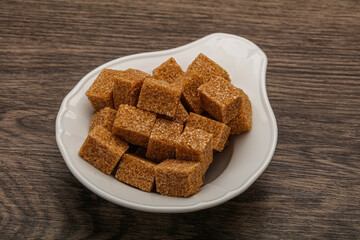 Cane sugar cubs in the bowl