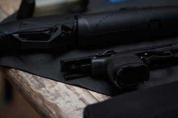 Obraz premium 9mm Pistole und Cal. 12 Flinte 