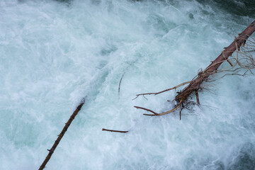 Río en la montaña en Pirineos