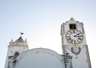 Iglesia blanca con reloj portugal