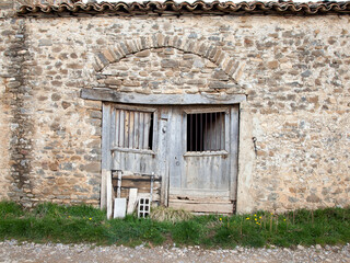 Fachada de pueblo antigua