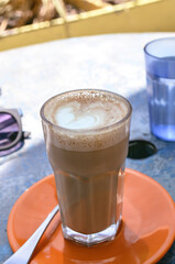 Gros plan d'un verre de cappuccino