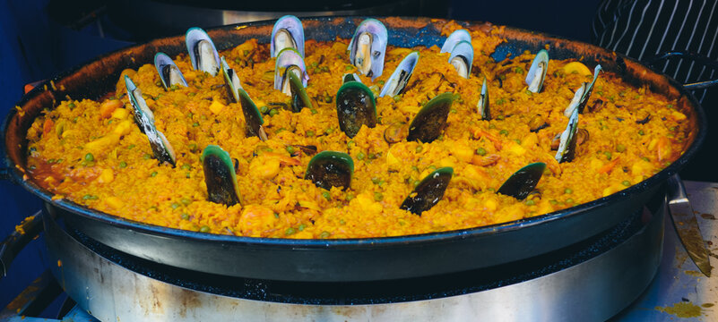 D&eacute;licieuse paella espagnol avec des moules