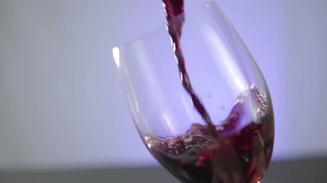 Slowmo serving wine