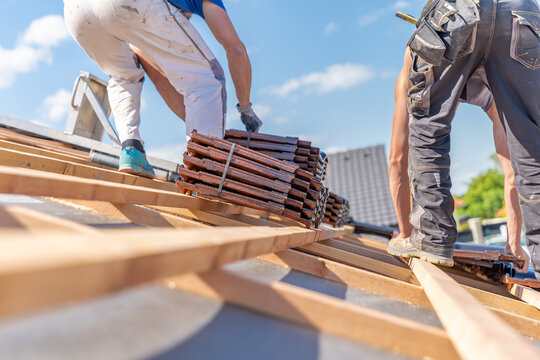 production of roofs from ceramic fired tiles on a family house
