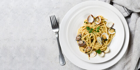 food delivery from restaurants pasta with clams and parsley Spaghetti alle Vongole in white plates on a grey background. recipe food seafood.  top view