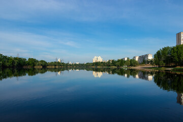Fototapeta na wymiar Landscape of a lake in the city with blue sky
