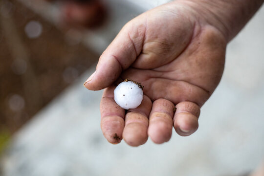 M&atilde;o a segurar bola de granizo