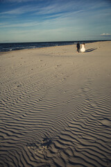 Młoda para spaceruje po plaży