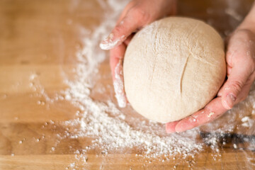 Selbstgemachter Teig, Brot backen, Teig wird geknetet