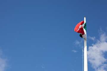 Bandiera Italiana alzata sul palo