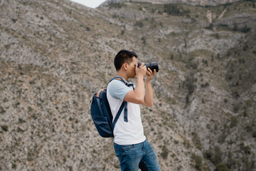 fotógrafo entre montañas realizando fotografías a la naturaleza