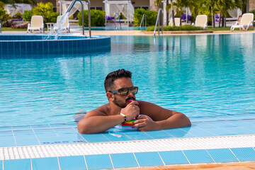 Hombre al borde de una piscina de vacaciones