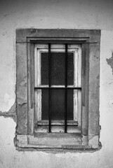 Fenster mit Gitterstäben in schwarz/weiß