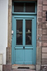 Fototapeta na wymiar Blaue Tür in strasbourg