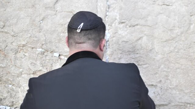 Jewish man put symbolic note to God with prayer in Kotel