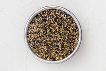 あらびき黒こしょう　 coarsely ground pepper