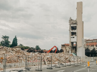 Demolición del edificio de los Salesianos en Pamplona, Navarra. 