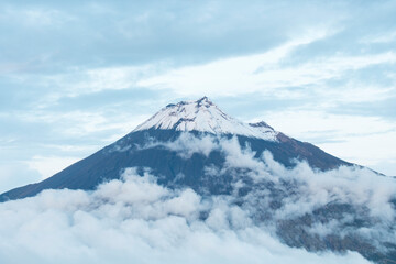 Volcan Tungurahua con nieve