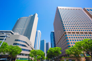 Fototapeta premium 東京 新宿 高層ビル群 春 新緑 青空 2020年