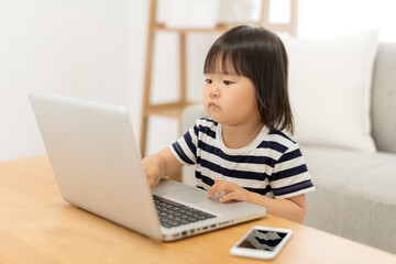 パソコンを使って遊ぶ女の子