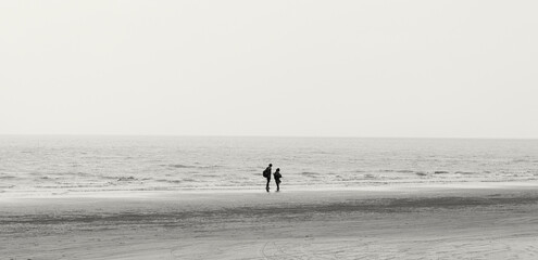 Fototapeta na wymiar Couple by the sea
