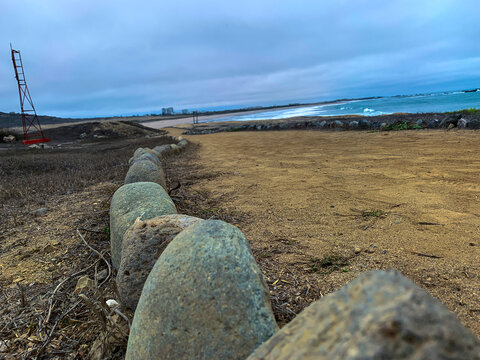 Camino junto a la playa