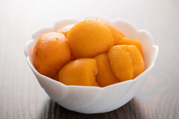 カットしたビワの果実