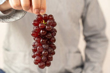 ぶどうを持つ手