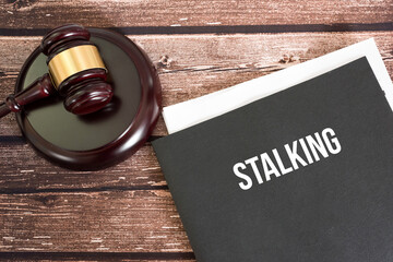 Gericht, Richterhammer und Akte Stalking