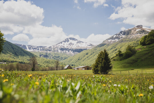 Panorama depuis Le Claux dans le Cantal (Auvergne, France)