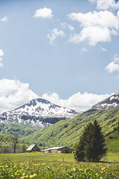 Panorama depuis Le Claux dans le Cantal (Auvergne, France)