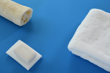 タオルと石鹸とヘチマ　背景青