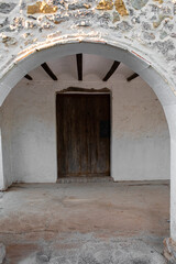 Puerta de caserío antiguo