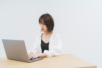 パソコンをする女性