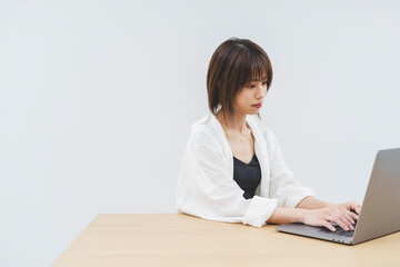 パソコンをする女性