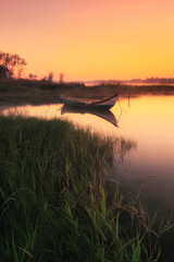 Entorno de la ria de Aveiro en Portugal, barcas y atardecer.