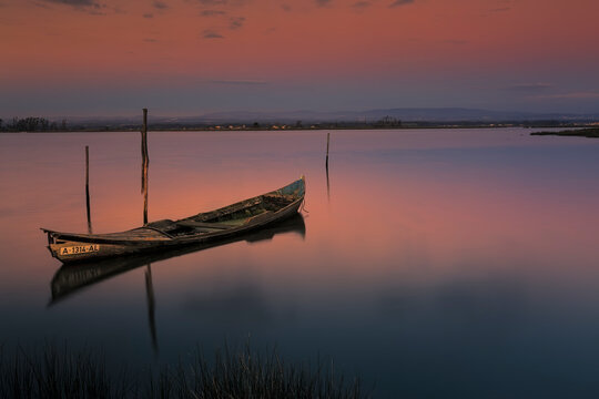 Entorno de la ria de Aveiro en Portugal, barcas y atardecer.