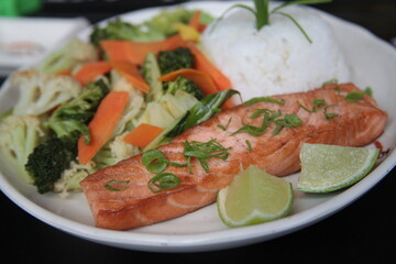 Salmão Grelhado Legumes e Gohan . Restaurante Japones