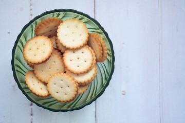 Crackers with pineapple jam in green glass bowl