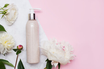 Obraz na płótnie Canvas jar with metallic lid for skin care cosmetics - cream or scrub. mockup template. pink background with flowers