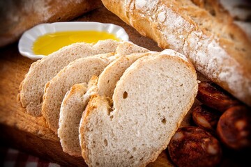 barra de pan hogaza gallega conjunto chorizo en rebanadas
