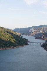 Obraz premium Entorno del embalse de Barrios de Luna en León. 